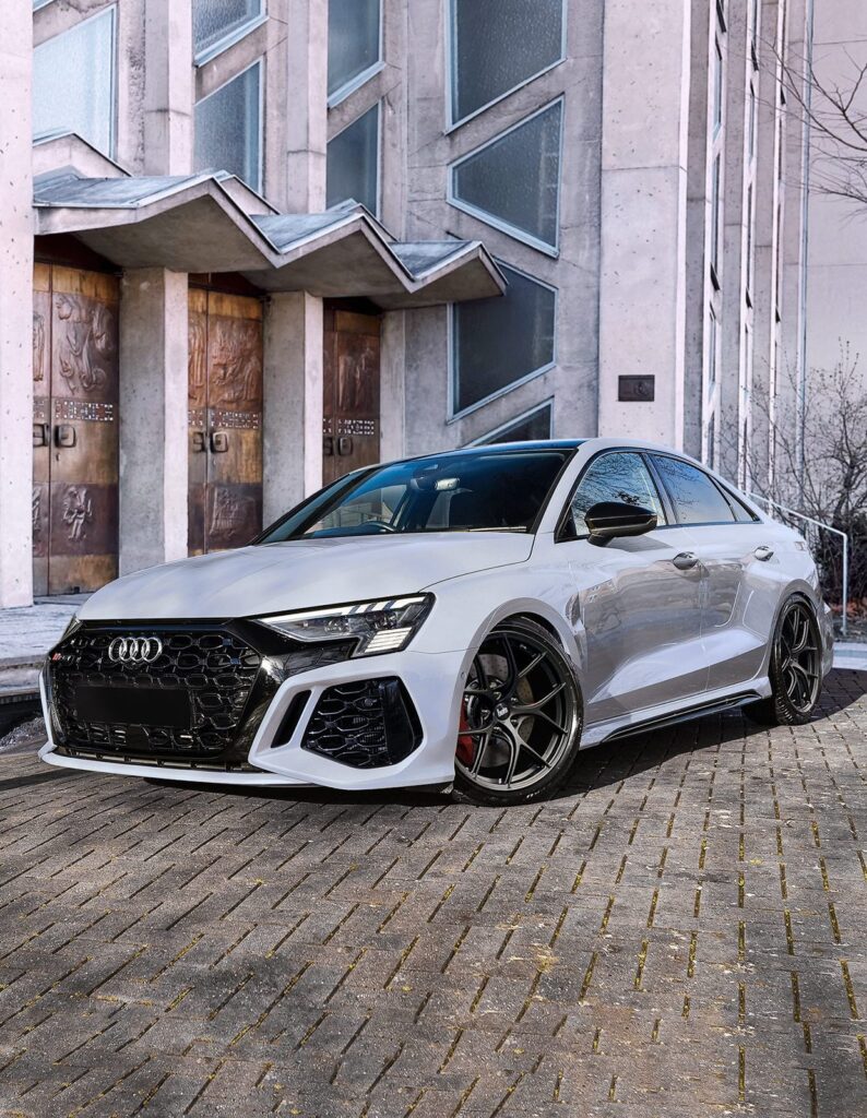 Audi-RS3-8Y-Bola-FP2-2-aspect-ratio-372-480-1